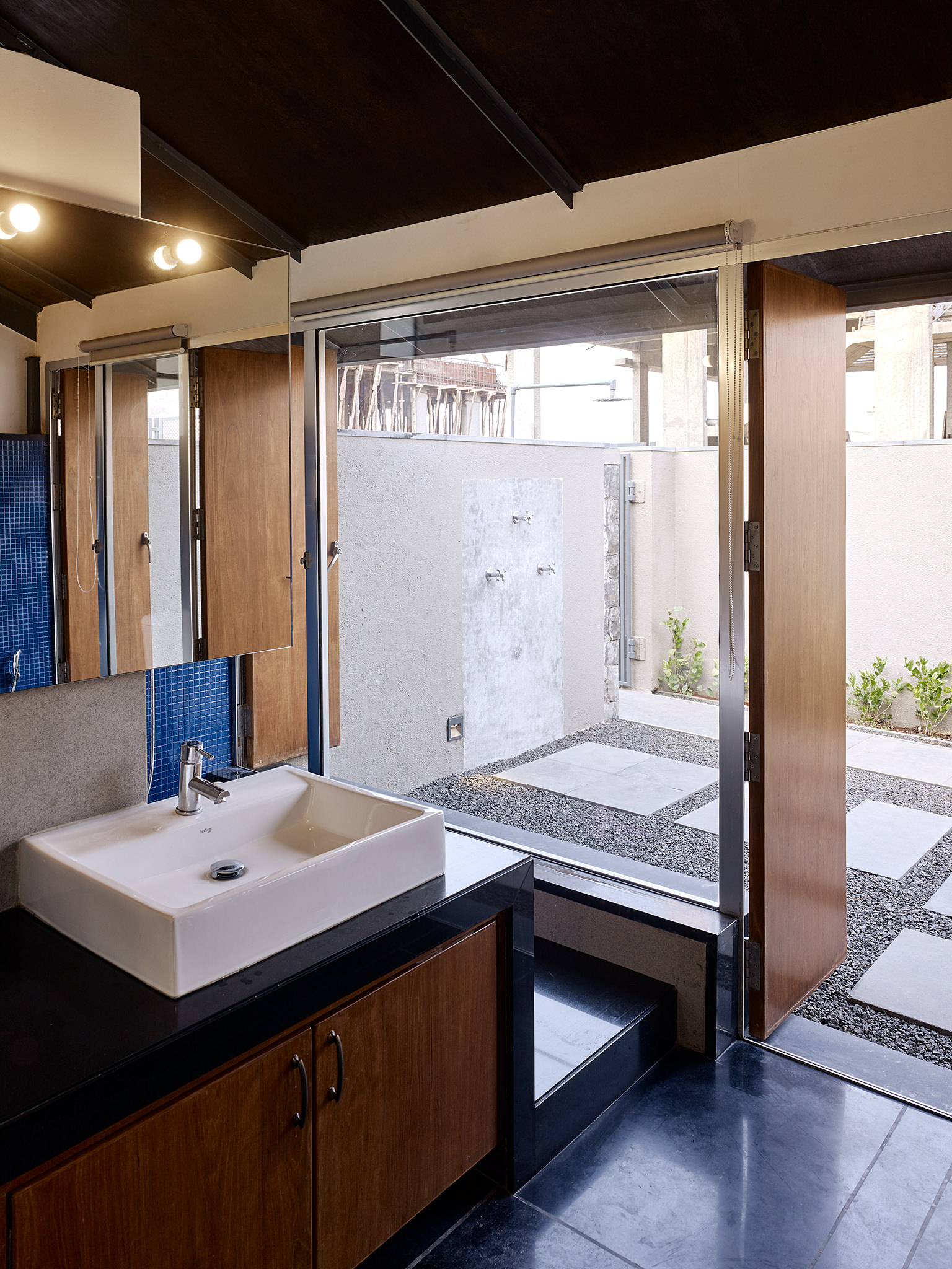 Opolis Architects, roof-house in Khandala